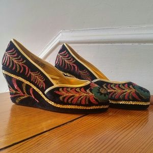 NWOB black Velvet & Embroidered Wedges sz.…